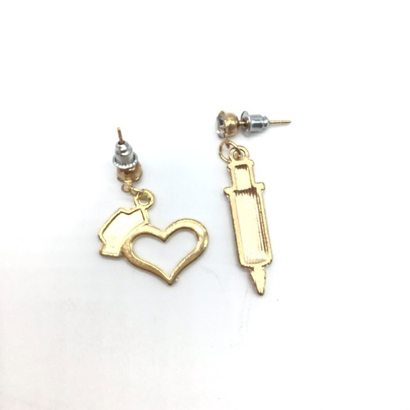 NEW syringe&nurse heart hat asymmetrical earrings - Picture 6 of 16
